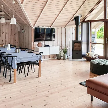 4 Bedroom Stunning Home In Humble Casa de Férias